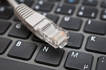 Laptop-Tastatur und Netzwerkkabel 