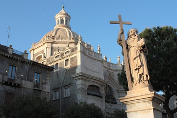 Catania, chiesa Badia di Sant'Agata e statua duomo
