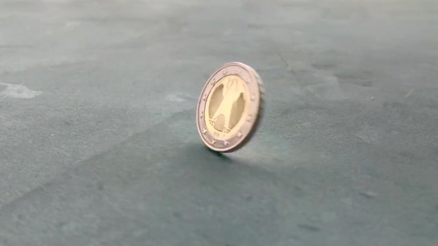 Zwei Euro m&uuml;nze in Zeitlupe 