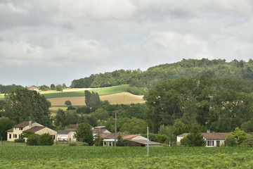 Lotissement à bungalows en pleine nature près d'une colline boisée à Champagne, au Périgord Vert