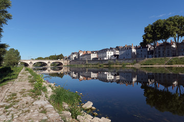 Fototapeta na wymiar Pont royal et rives de la Loire à Orléans