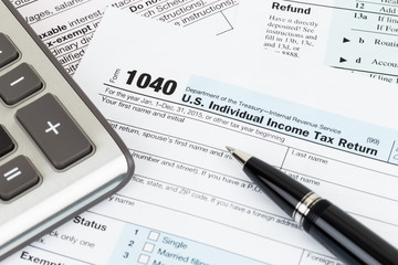 Obraz premium Tax form with pen and calculator