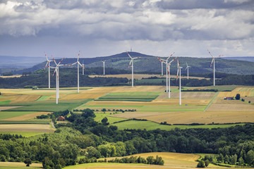 Bllick vom Desenberg bei Warburg auf Windkrafträder in der Warburger Börde