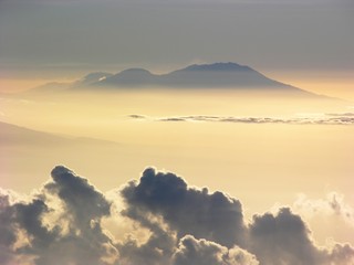 Ausblick in der Morgenröte vom Gipfelplateau des Vulkans Semeru (3676 m) auf die benachbarten...