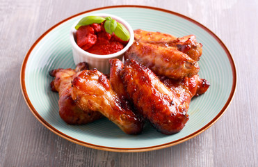 Roast chicken wings and tomato sauce