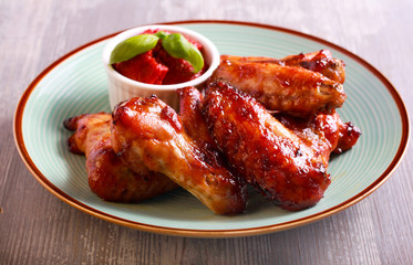 Roast chicken wings and tomato sauce