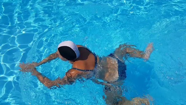 donna che nuota a rana in pisicna