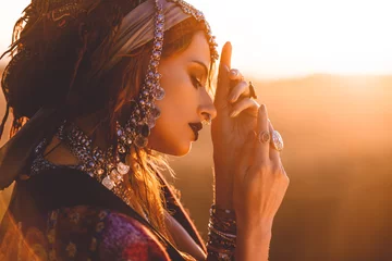 Foto auf Acrylglas Zigeuner Sonnenuntergang Schönheitsporträt