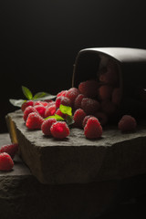 Kubek wypełniony czerwonymi, dojrzałymi malinami. © trojan74