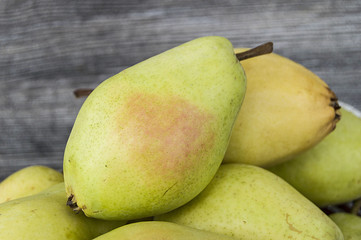 Pearfruits from the fruits of the human body,Mature pear pictures in the basket, natural and organic santa maria pear fruit pictures,
