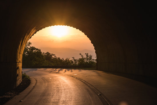 Fototapeta Wschód słońca przez tunel na Blue Ridge Parkway, Karolina Północna