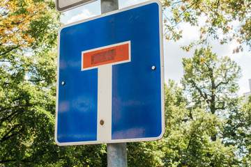 dead end sign with blue and red colors