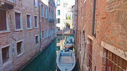 Fototapeta na wymiar The alley in Venice