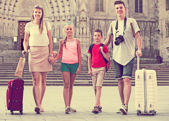 Obraz premium Traveling family walking along city