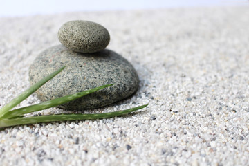 Fototapeta na wymiar Steintürmchen auf Sand