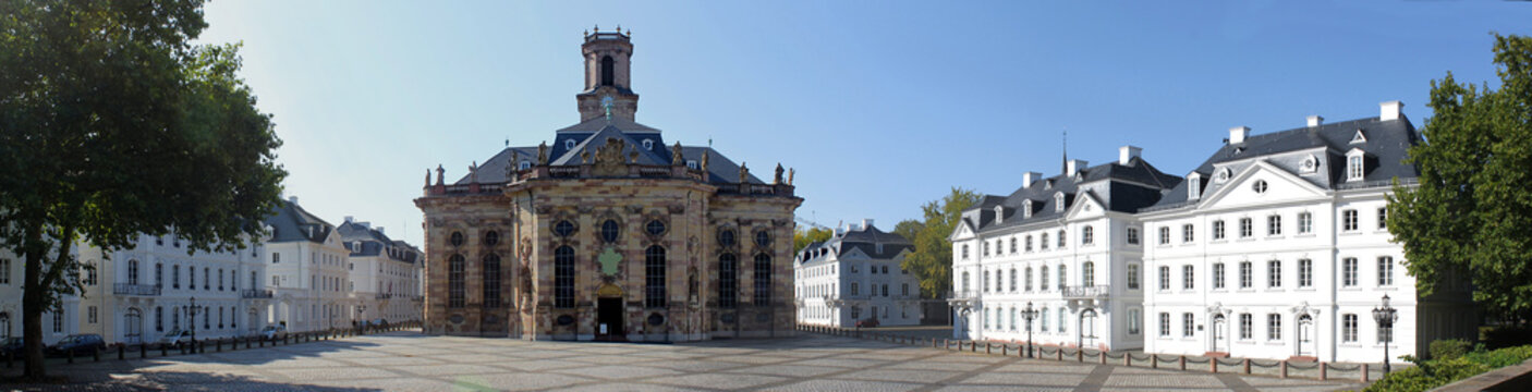 Ludwigsplatz mit Ludwigskirche in Saarbrücken
