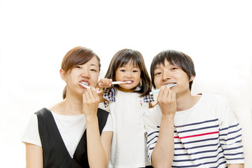 親子並んで歯磨きをする3人