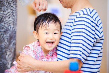 髪の毛を乾かしている子供