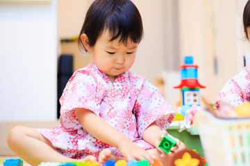 おもちゃで遊ぶ子供