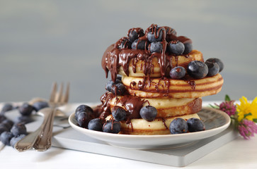 frische amerikanische Pancake mit Heidelbeeren und Schokoladensauce
