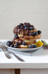 frische amerikanische Pancake mit Heidelbeeren und Schokoladensauce