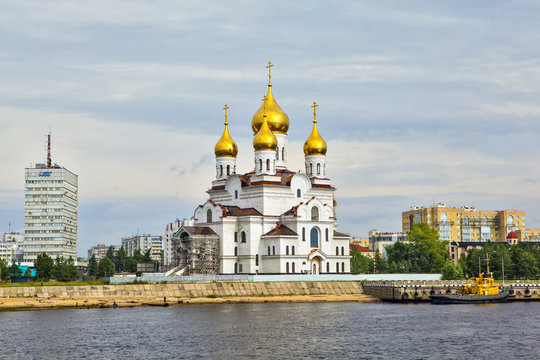 Храмы архангельска. Архангельск кафедральный собор Михаила Архангела. Михайло Архангельский храм Архангельск. Храм в Архангельске на набережной. Михаило-Архангельский сбор Архангельска.