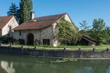 Fototapeta na wymiar Maison franc comtoise traditionnelle à Dampierre-sur-le-Doubs en France