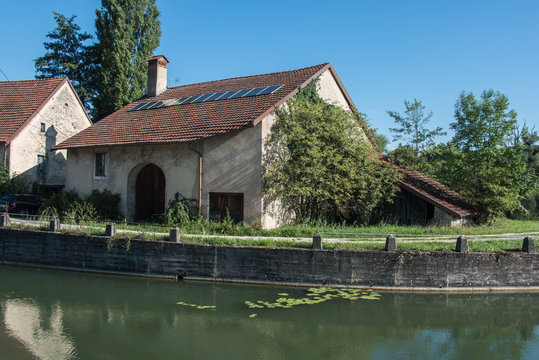 Maison franc comtoise traditionnelle &agrave; Dampierre-sur-le-Doubs en France