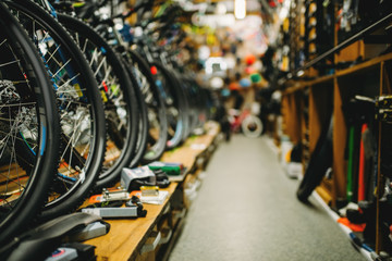 Fietsenwinkel, rijen nieuwe fietsen, fietssportwinkel