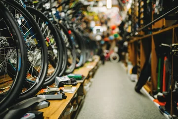 Deurstickers Fietsen Fietsenwinkel, rijen nieuwe fietsen, fietssportwinkel