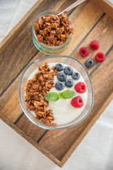 Joghurt mit Müsli und Beeren