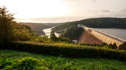 Sonnenaufgang an der Talsperre im Harz mit Hängebrücke