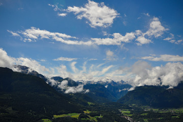 Wolkenverhangene Bergspitzen am Königssee
