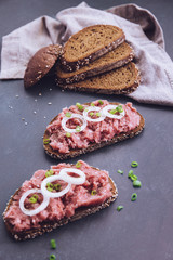 Mett Brot mit Zwiebeln