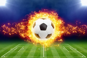 Foto op Plexiglas Voetbal Brandende voetbal boven groen voetbalstadion