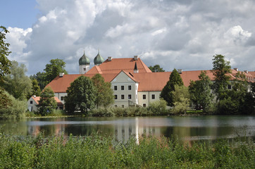 Fototapeta na wymiar Kloster Seeon am Seeoner See