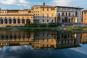Fototapeta premium Spieglung über dem Fluss Arno