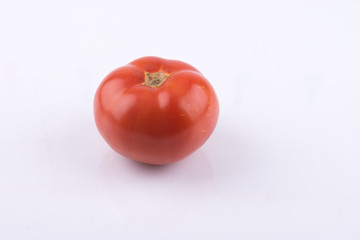 Eine natürlich angebaute Tomate auf weißem Hintergrund