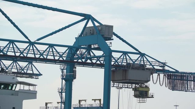 2020_Industrial_cranes_moving_on_the_port_of_Rotterdam.mov