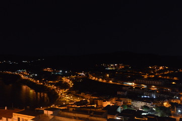 Incantevole città medievale Castelsardo di Sardegna di notte. Piccola città storica medievale nel nord Sardegna, con la sua irripetibile architettura,  di notte nella luce delle lanterne e della luna