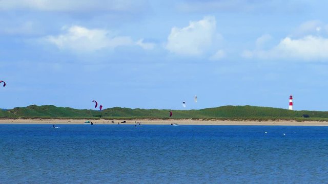 Sylt Nordsee Surfer vor Leuchtturm List - Ellenbogen K&ouml;nigshafen