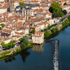 Fototapeta na wymiar The city of Cahors, in the south-west of France