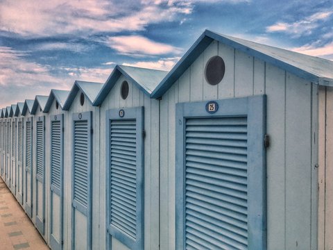 fila di cabine dello stabilimento balneare