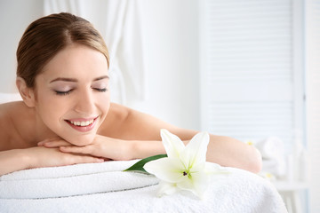 Obraz na płótnie Canvas Young beautiful woman relaxing in spa salon