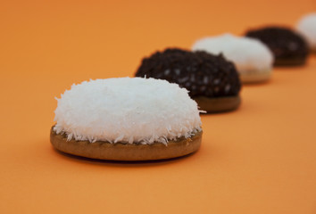 Marshmallow cookies lined up