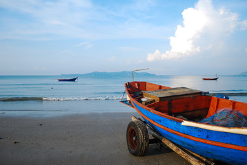 Obraz premium Travel : Thailand summer travel sea with Thai old wood boat at sea beach. Long boat and tropical beach, Andaman Sea, Thailand