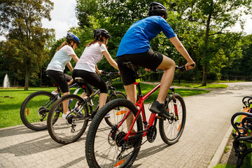 Obraz premium Healthy lifestyle - people riding bicycles in city park