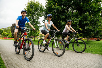 Obraz premium Healthy lifestyle - people riding bicycles in city park