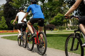 Obraz premium Healthy lifestyle - people riding bicycles in city park