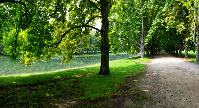 Köln: Der Decksteiner Weiher ist ein künstlich mit gradlinigen Ufern angelegter Weiher im Äußeren Grüngürtel der Stadt Köln. Er spielt für die Freizeitgestaltung als Parkanlage eine wichtige Rolle.